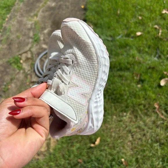 New Balance Arishi Kids Sneakers - Cream and Pink - Picture 3 of 10